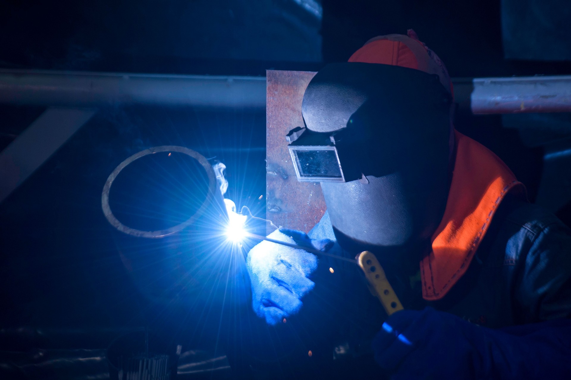 Trabajador tubos de soldadura con soldador estructura de la máquina